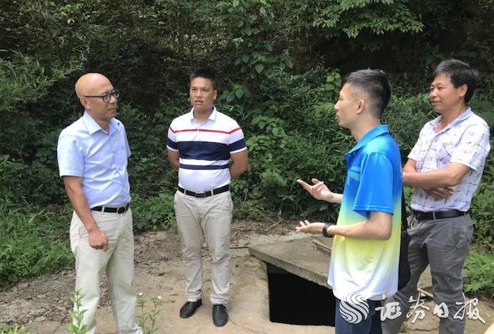 李經(jīng)緯（右二）與中國太保產(chǎn)險清遠中支負責(zé)人、村干部一道探討村里飲水難問題的解決方案.jpg