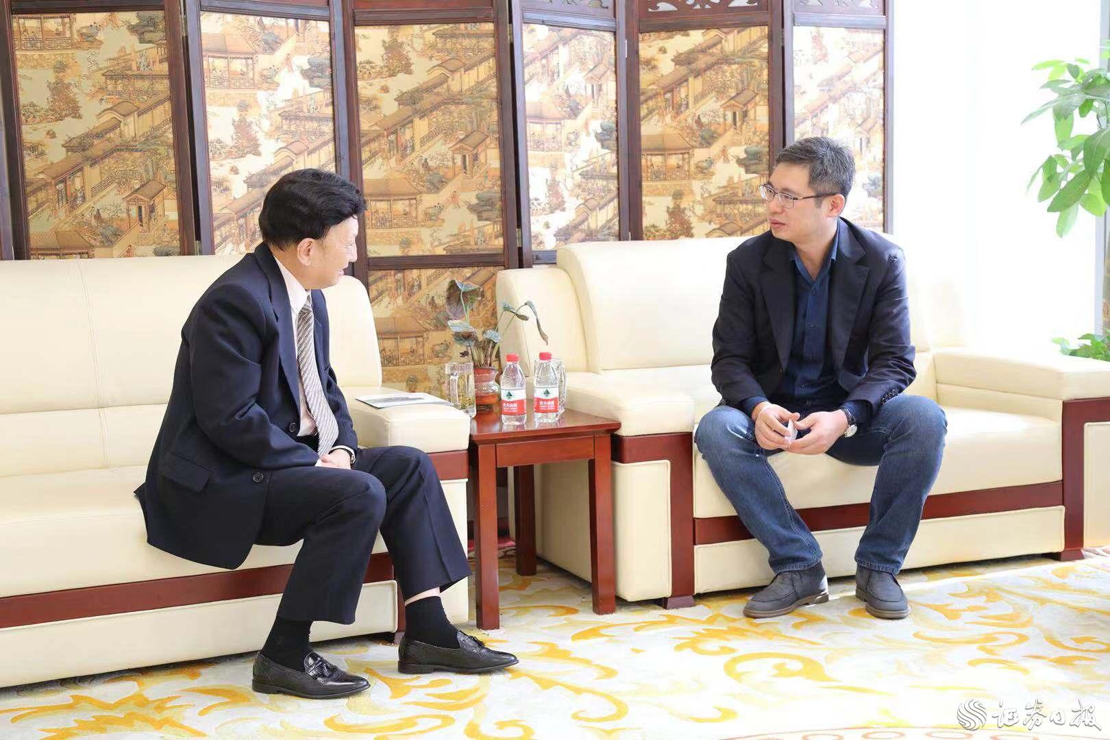 杭州江干區(qū)投資促進局副局長項波（右）與美中貿(mào)易發(fā)展協(xié)會總裁、執(zhí)行長姚應文博士（左）交流探討.jpg