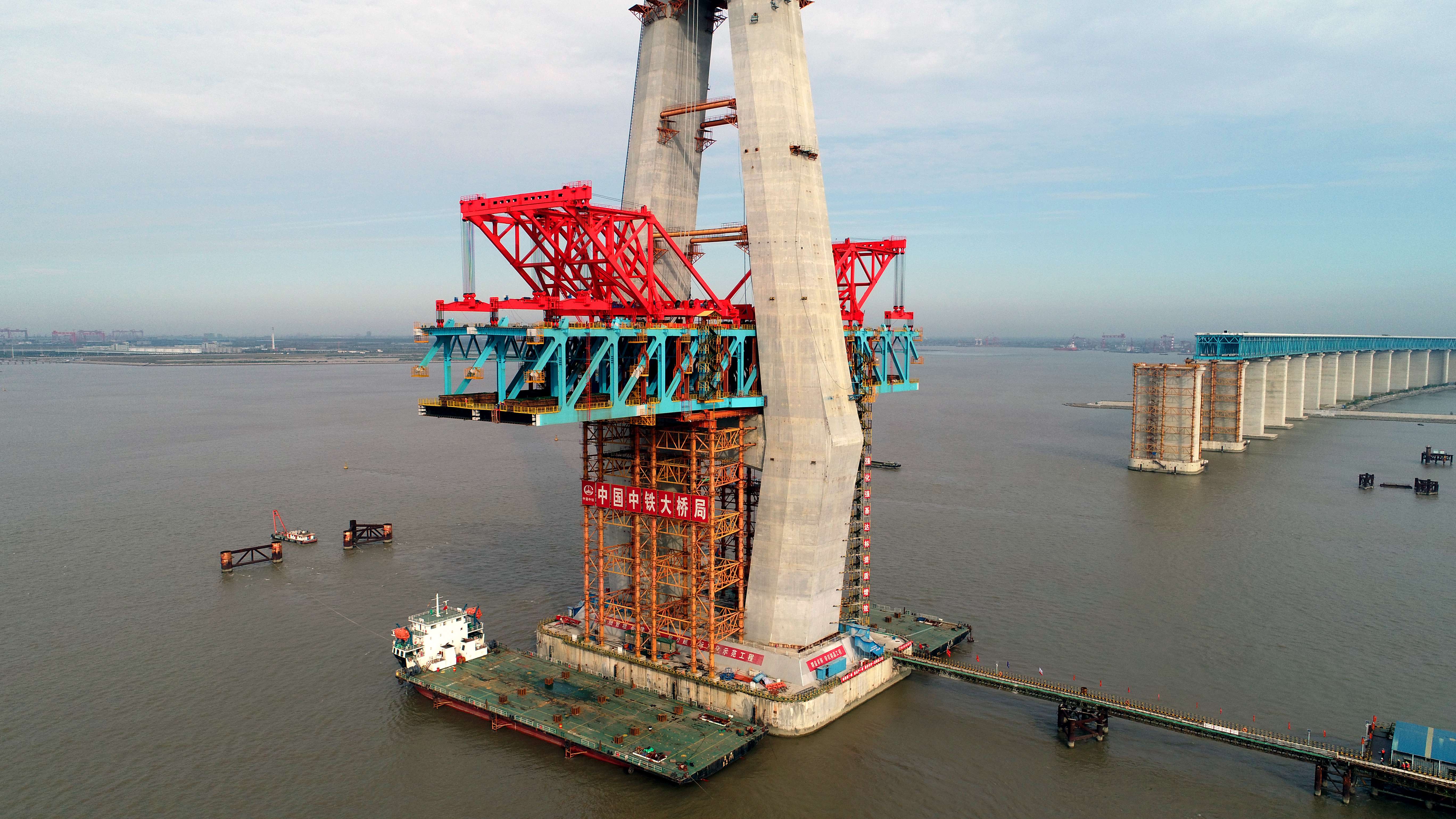 正在建設(shè)的滬通長(zhǎng)江大橋（圖片來源：中國(guó)中鐵）.jpg